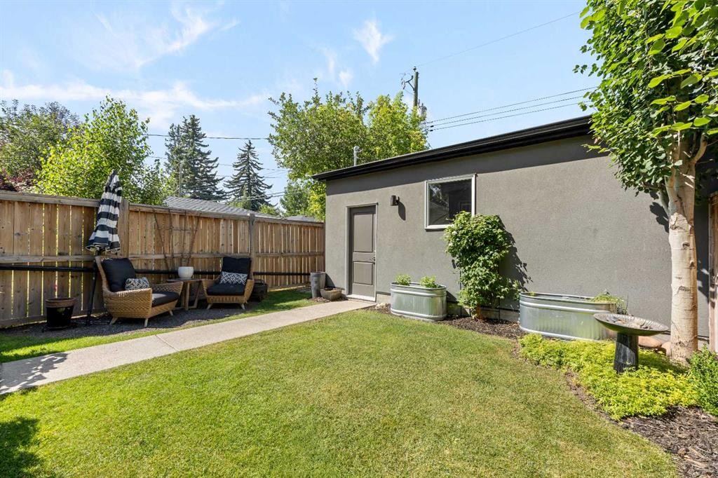 2012 49 Avenue Sw, Calgary, AB - Outdoor