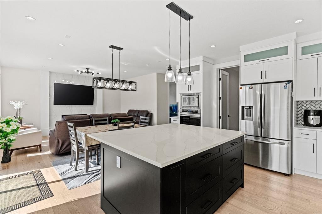 129 Marina Key, Chestermere, AB - Indoor Photo Showing Kitchen With Upgraded Kitchen