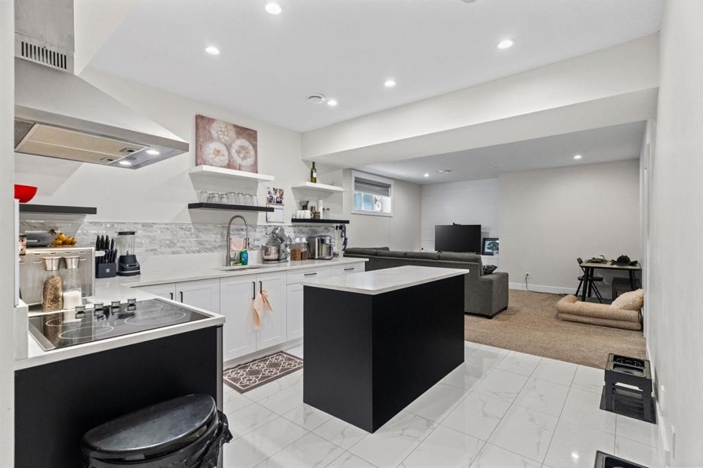 129 Marina Key, Chestermere, AB - Indoor Photo Showing Kitchen With Upgraded Kitchen