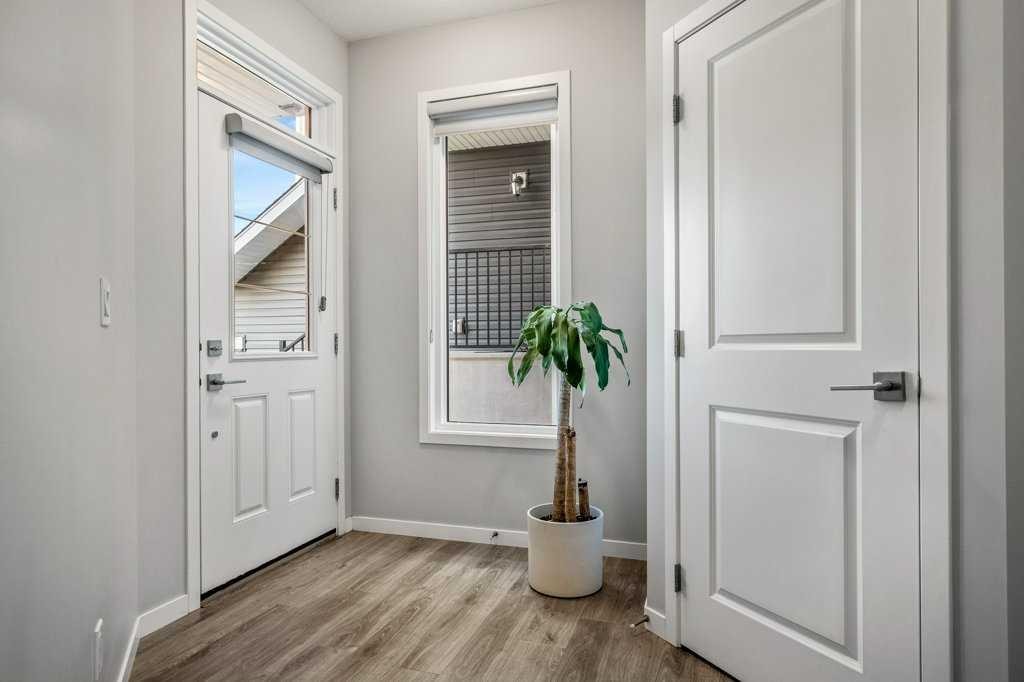 114 Crestbrook Way Sw, Calgary, AB - Indoor Photo Showing Other Room