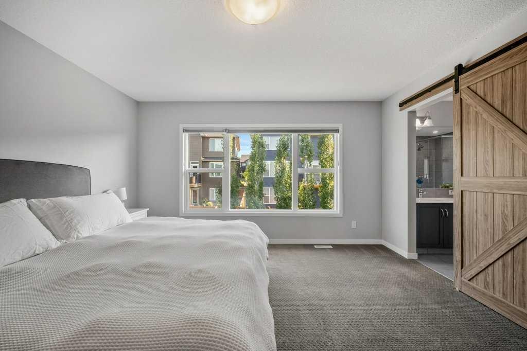 114 Crestbrook Way Sw, Calgary, AB - Indoor Photo Showing Bedroom