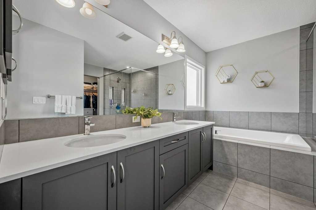 114 Crestbrook Way Sw, Calgary, AB - Indoor Photo Showing Bathroom