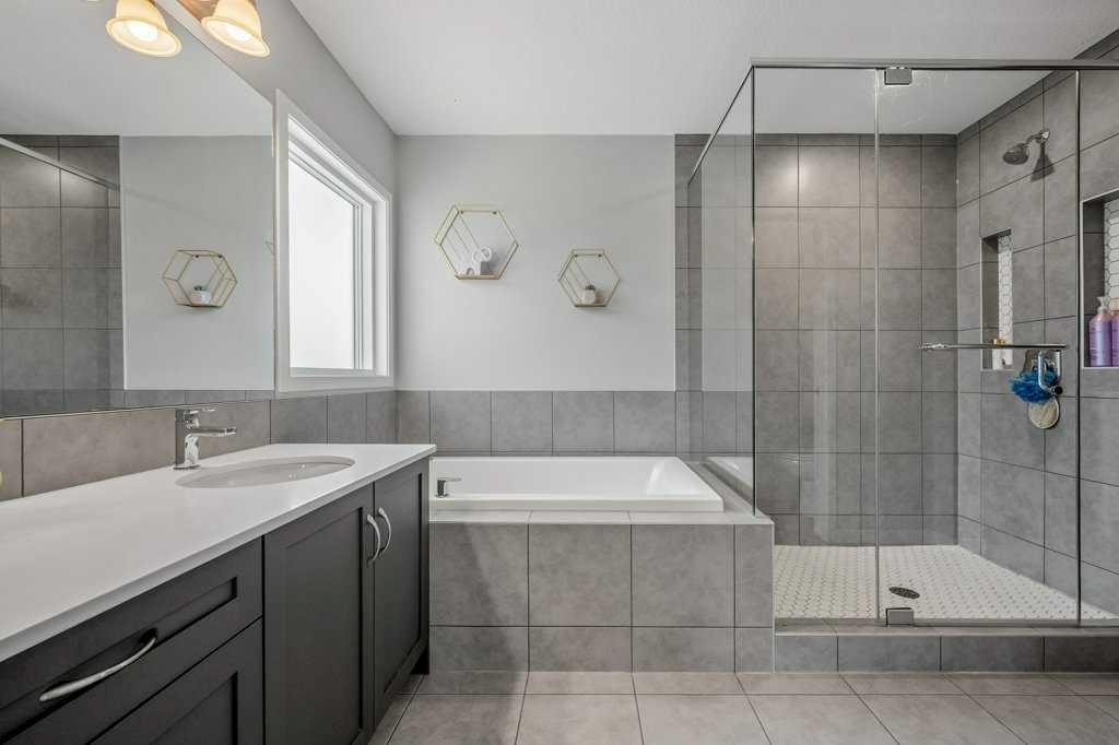 114 Crestbrook Way Sw, Calgary, AB - Indoor Photo Showing Bathroom