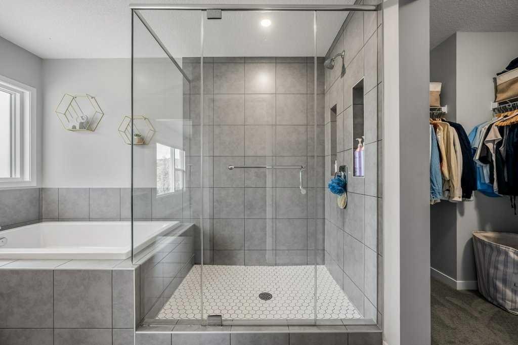 114 Crestbrook Way Sw, Calgary, AB - Indoor Photo Showing Bathroom