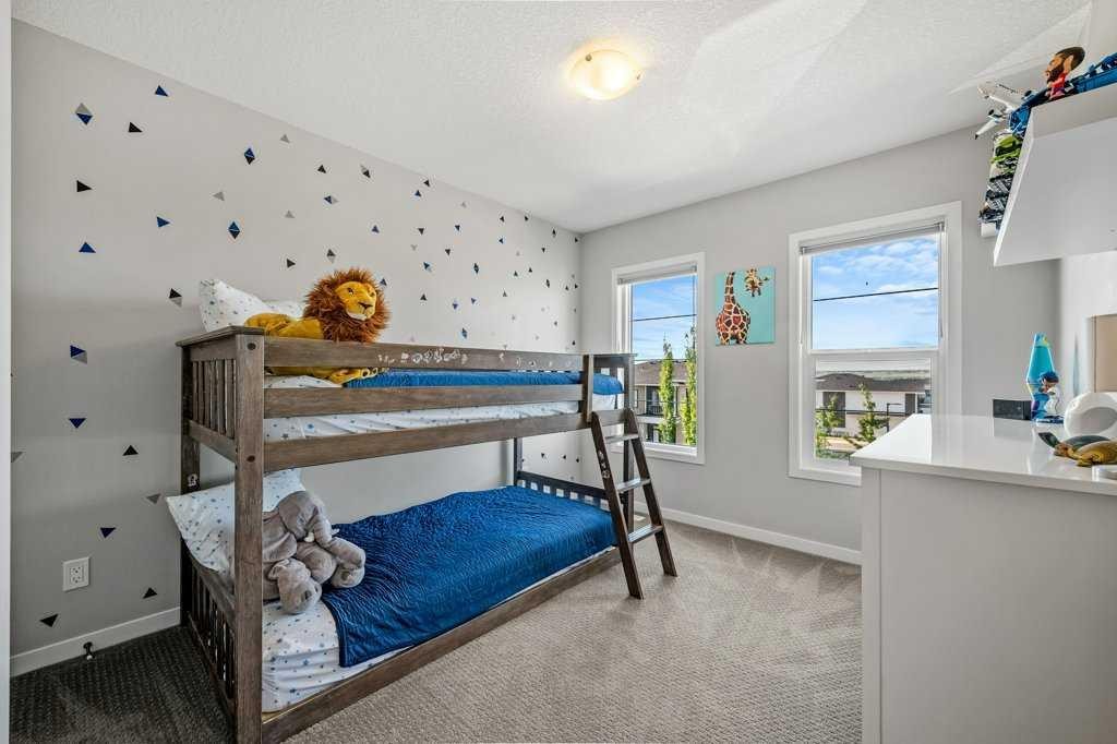 114 Crestbrook Way Sw, Calgary, AB - Indoor Photo Showing Bedroom