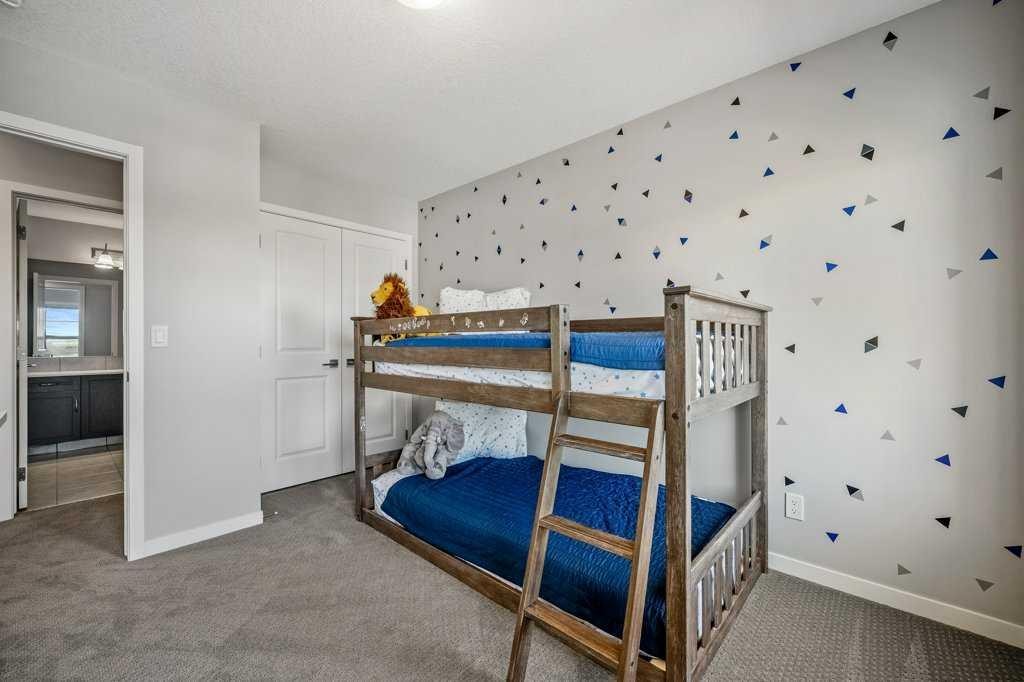 114 Crestbrook Way Sw, Calgary, AB - Indoor Photo Showing Bedroom