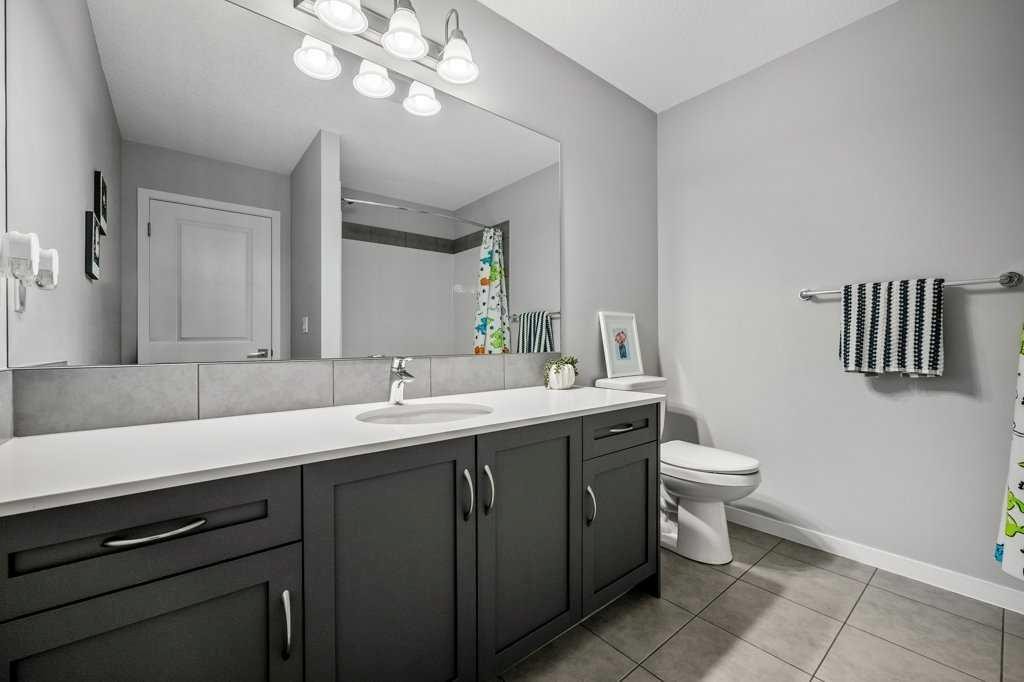 114 Crestbrook Way Sw, Calgary, AB - Indoor Photo Showing Bathroom