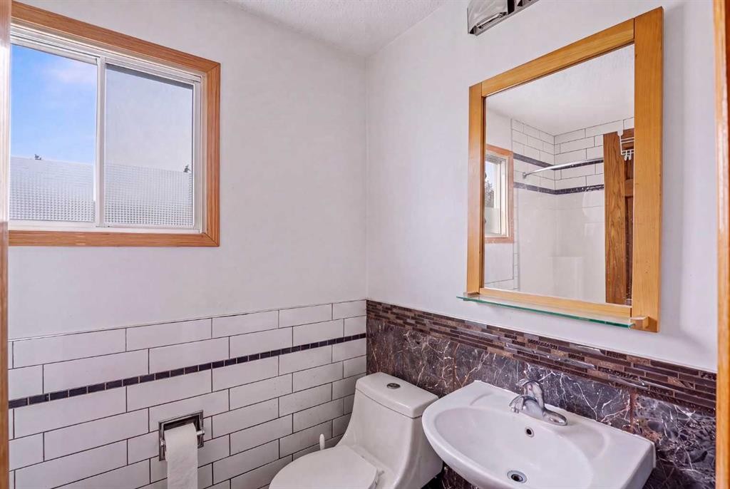 217 23 Avenue Ne, Calgary, AB - Indoor Photo Showing Bathroom