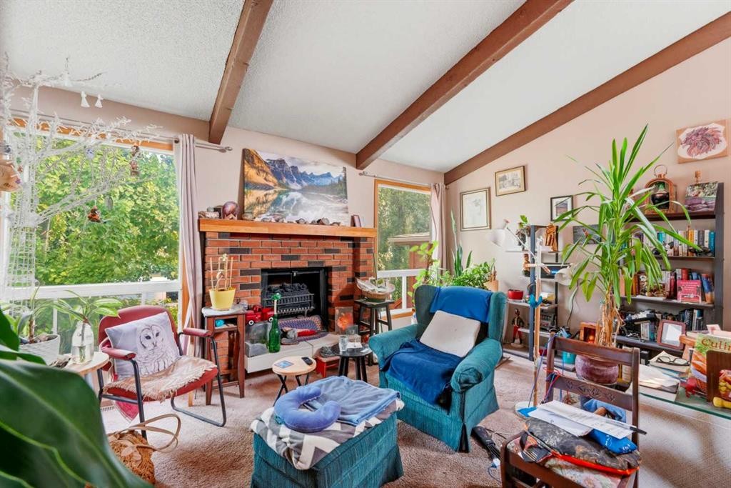 217 23 Avenue Ne, Calgary, AB - Indoor With Fireplace