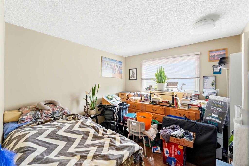 217 23 Avenue Ne, Calgary, AB - Indoor Photo Showing Bedroom
