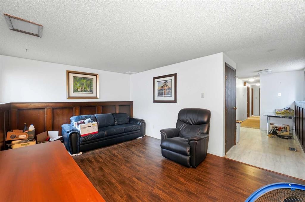 217 23 Avenue Ne, Calgary, AB - Indoor Photo Showing Living Room