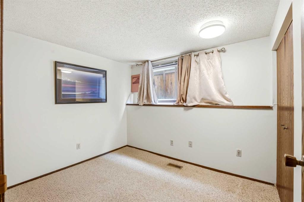 217 23 Avenue Ne, Calgary, AB - Indoor Photo Showing Other Room