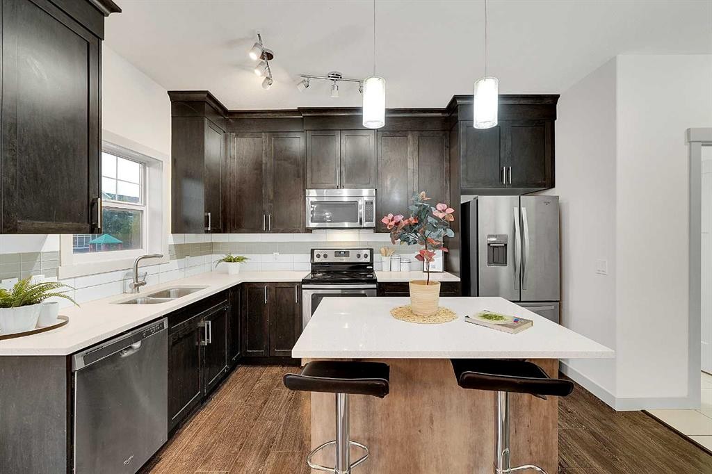 570 Evanston Manor Nw, Calgary, AB - Indoor Photo Showing Kitchen With Stainless Steel Kitchen With Double Sink With Upgraded Kitchen