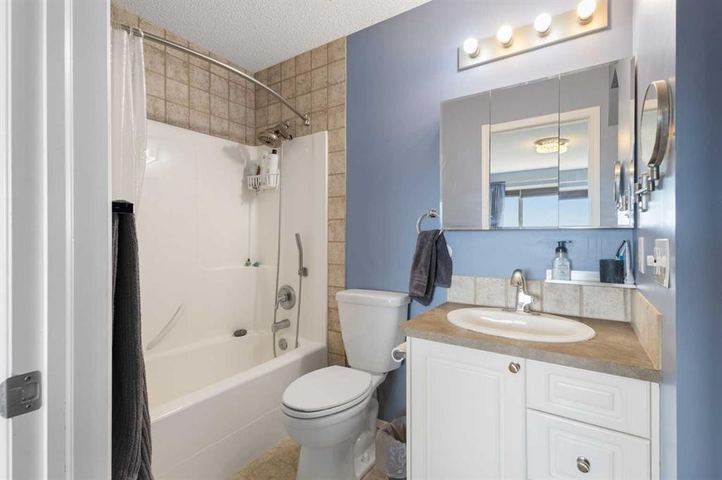 13 Tuscany Springs Circle Nw, Calgary, AB - Indoor Photo Showing Bathroom