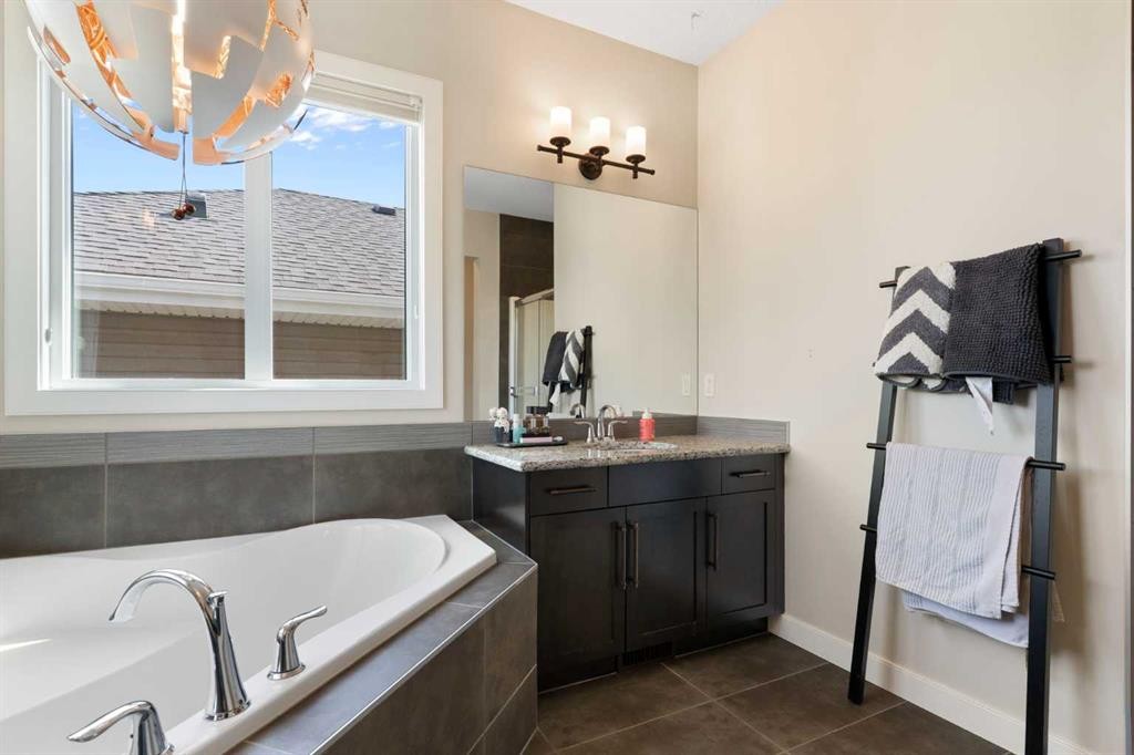 434 River Heights Drive, Cochrane, AB - Indoor Photo Showing Bathroom
