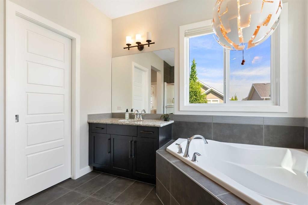 434 River Heights Drive, Cochrane, AB - Indoor Photo Showing Bathroom