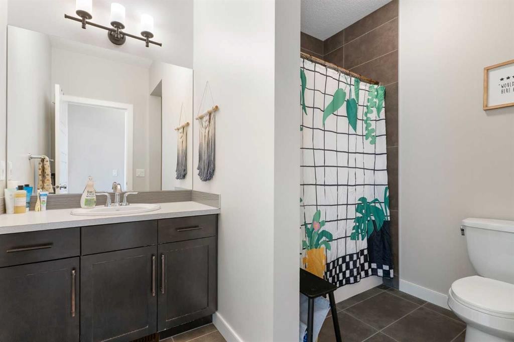 434 River Heights Drive, Cochrane, AB - Indoor Photo Showing Bathroom