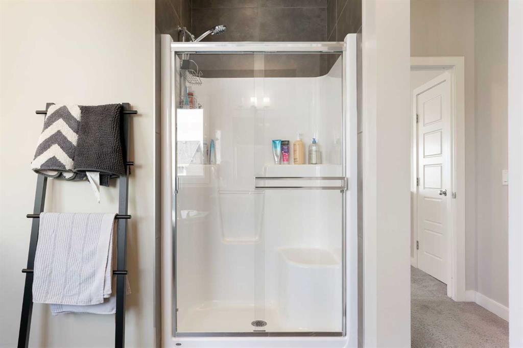 434 River Heights Drive, Cochrane, AB - Indoor Photo Showing Bathroom