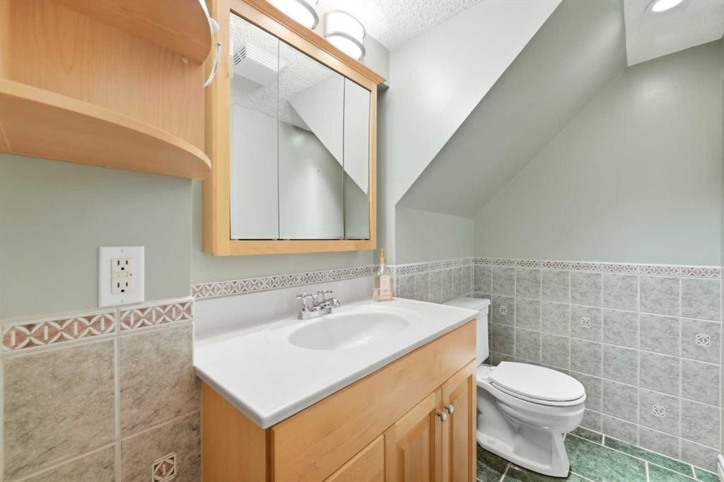 224 Erin Dale Place Se, Calgary, AB - Indoor Photo Showing Bathroom