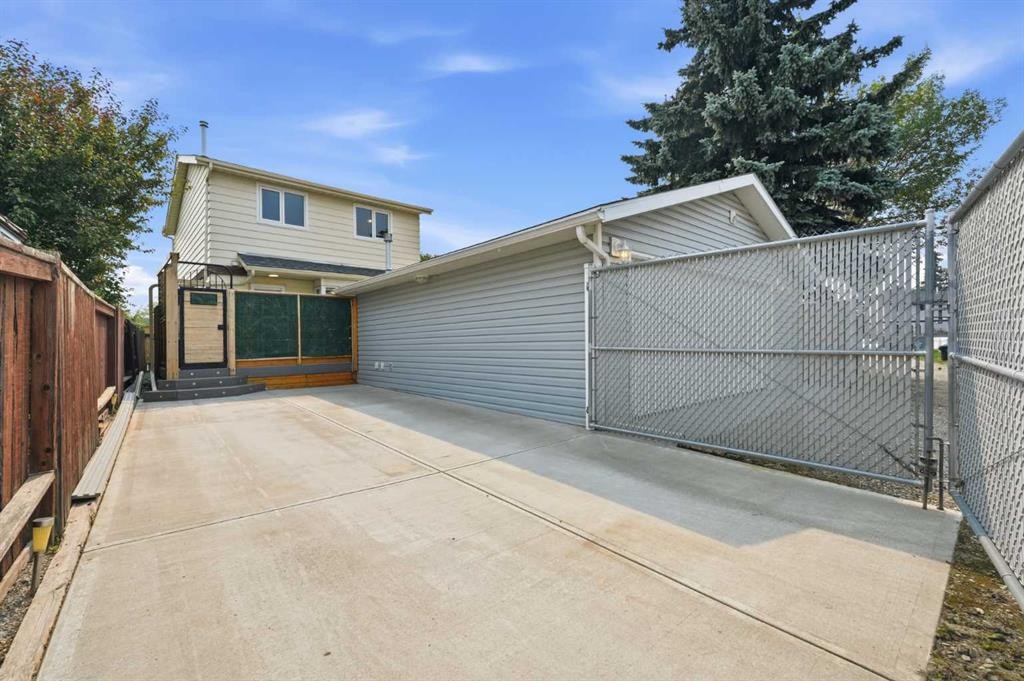 224 Erin Dale Place Se, Calgary, AB - Outdoor With Exterior