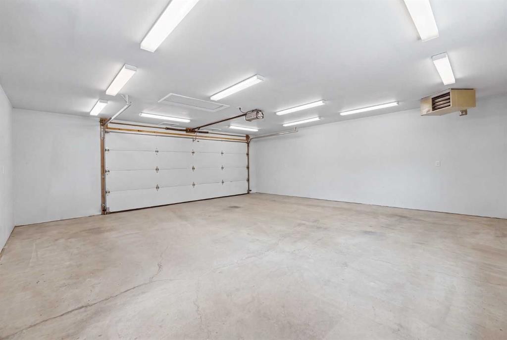 224 Erin Dale Place Se, Calgary, AB - Indoor Photo Showing Garage