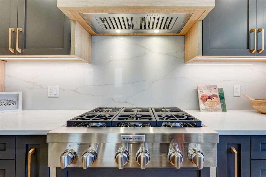 607 29 Avenue Nw, Calgary, AB - Indoor Photo Showing Kitchen With Upgraded Kitchen