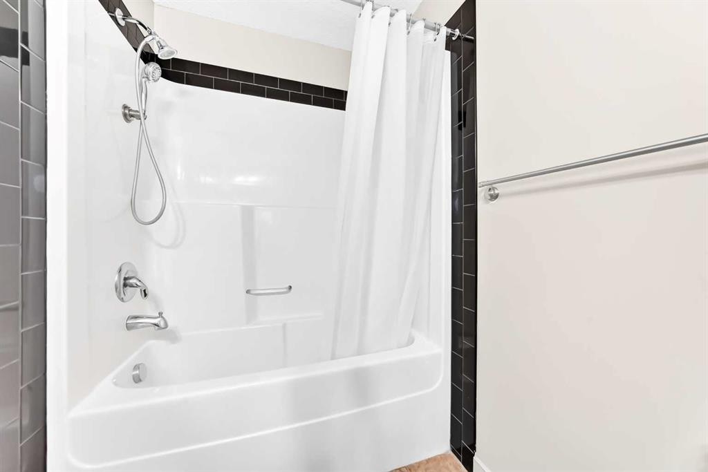5601-11811 Lake Fraser Drive Se, Calgary, AB - Indoor Photo Showing Bathroom