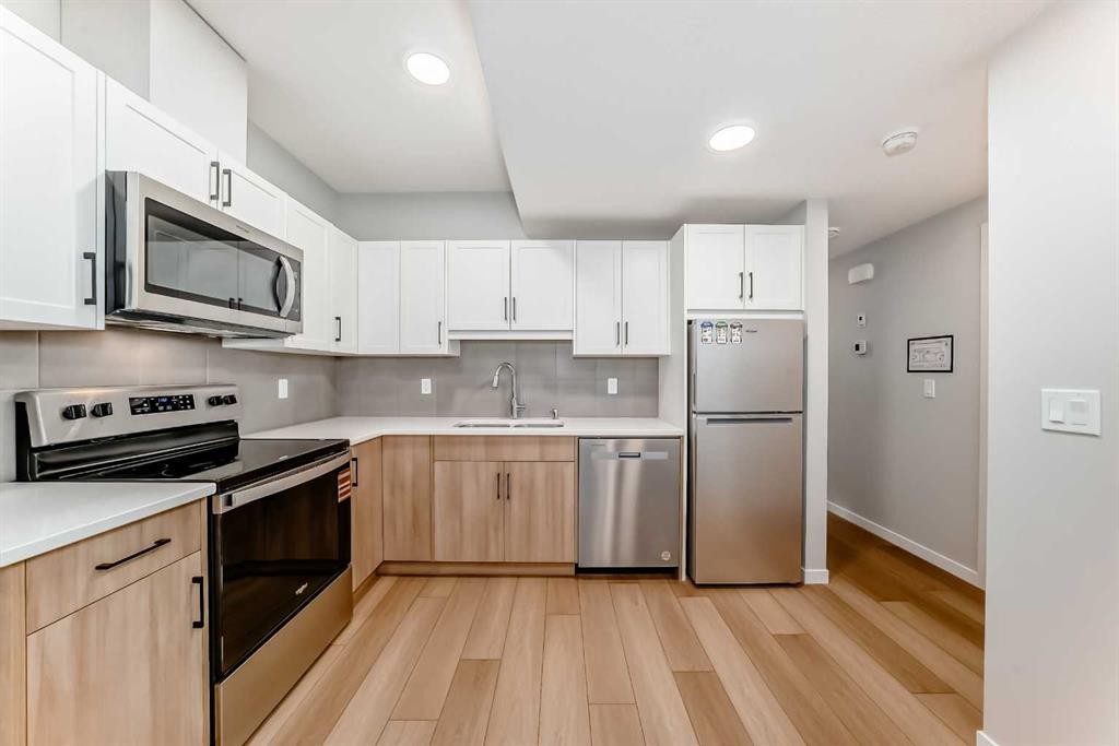 1245 Creekview Drive Sw, Calgary, AB - Indoor Photo Showing Kitchen