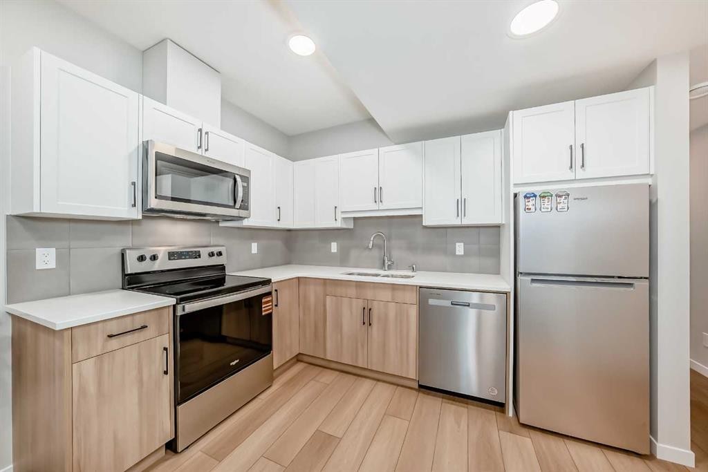 1245 Creekview Drive Sw, Calgary, AB - Indoor Photo Showing Kitchen