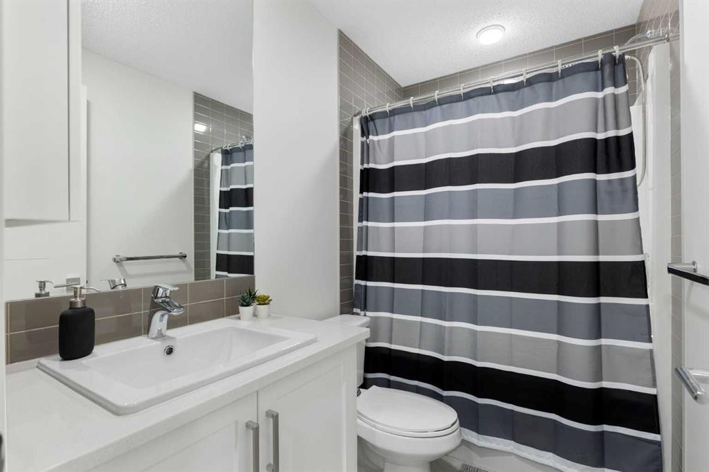 1307-100 Walgrove Court Se, Calgary, AB - Indoor Photo Showing Bathroom