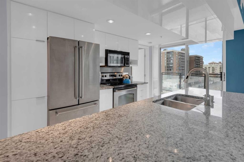 504-1110 11 Street Sw, Calgary, AB - Indoor Photo Showing Kitchen With Double Sink With Upgraded Kitchen