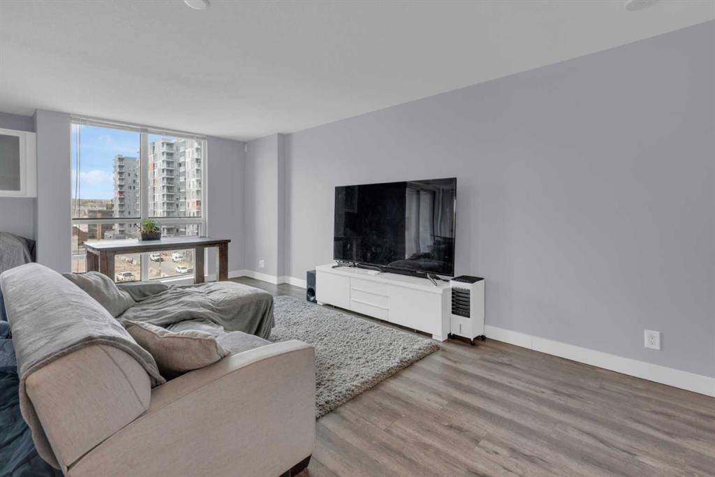 504-1110 11 Street Sw, Calgary, AB - Indoor Photo Showing Living Room