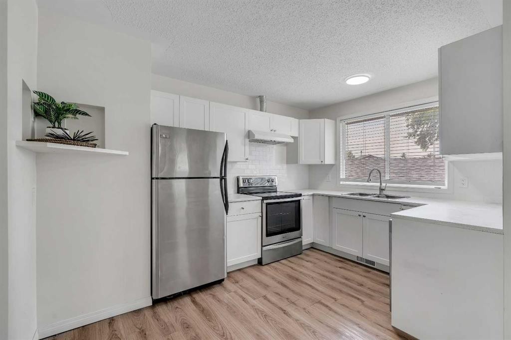 27 Dovercrest Way Se, Calgary, AB - Indoor Photo Showing Kitchen