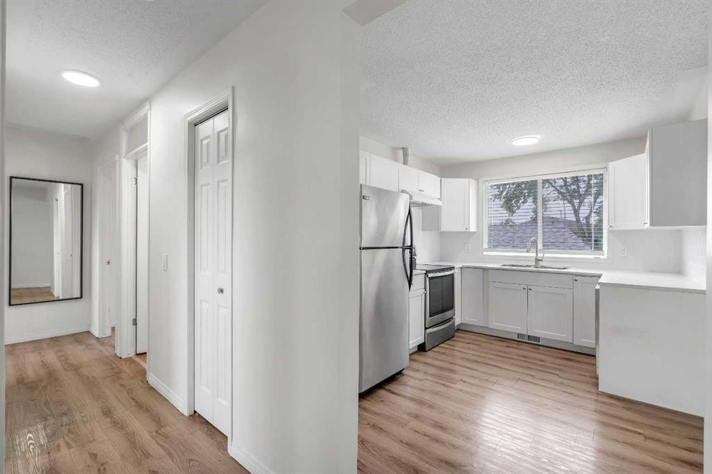 27 Dovercrest Way Se, Calgary, AB - Indoor Photo Showing Kitchen