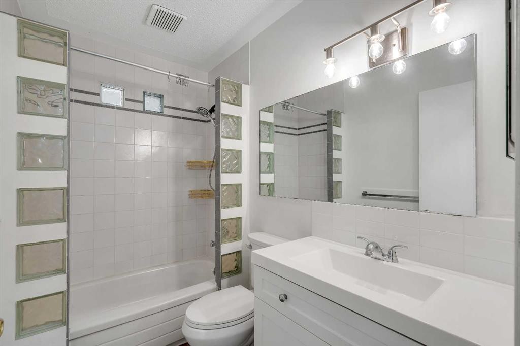 27 Dovercrest Way Se, Calgary, AB - Indoor Photo Showing Bathroom