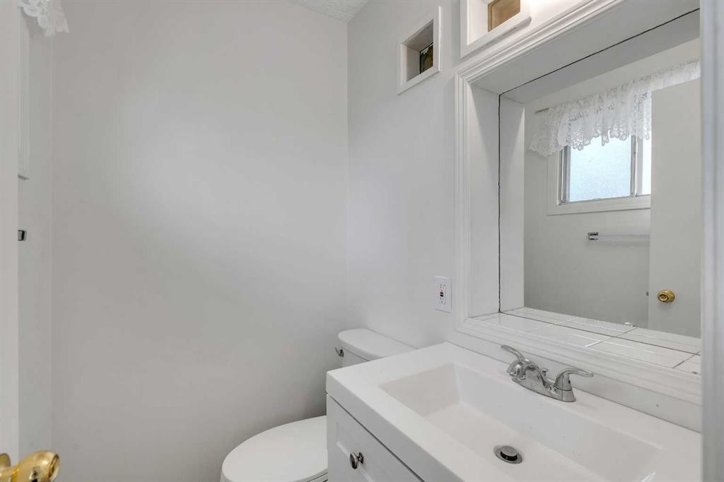 27 Dovercrest Way Se, Calgary, AB - Indoor Photo Showing Bathroom
