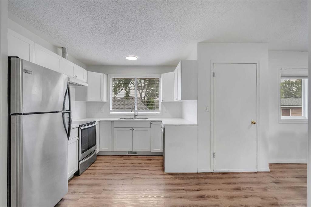 27 Dovercrest Way Se, Calgary, AB - Indoor Photo Showing Kitchen