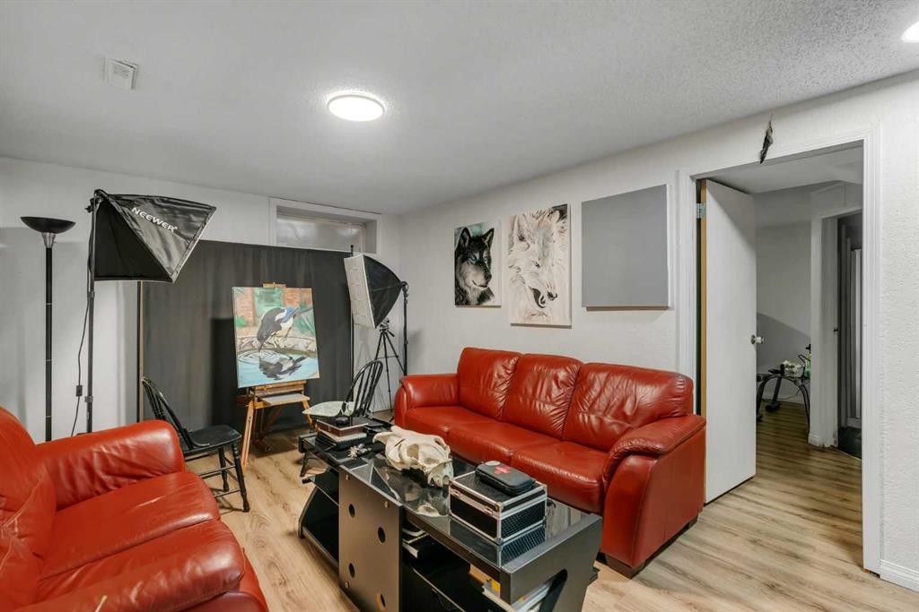 27 Dovercrest Way Se, Calgary, AB - Indoor Photo Showing Living Room