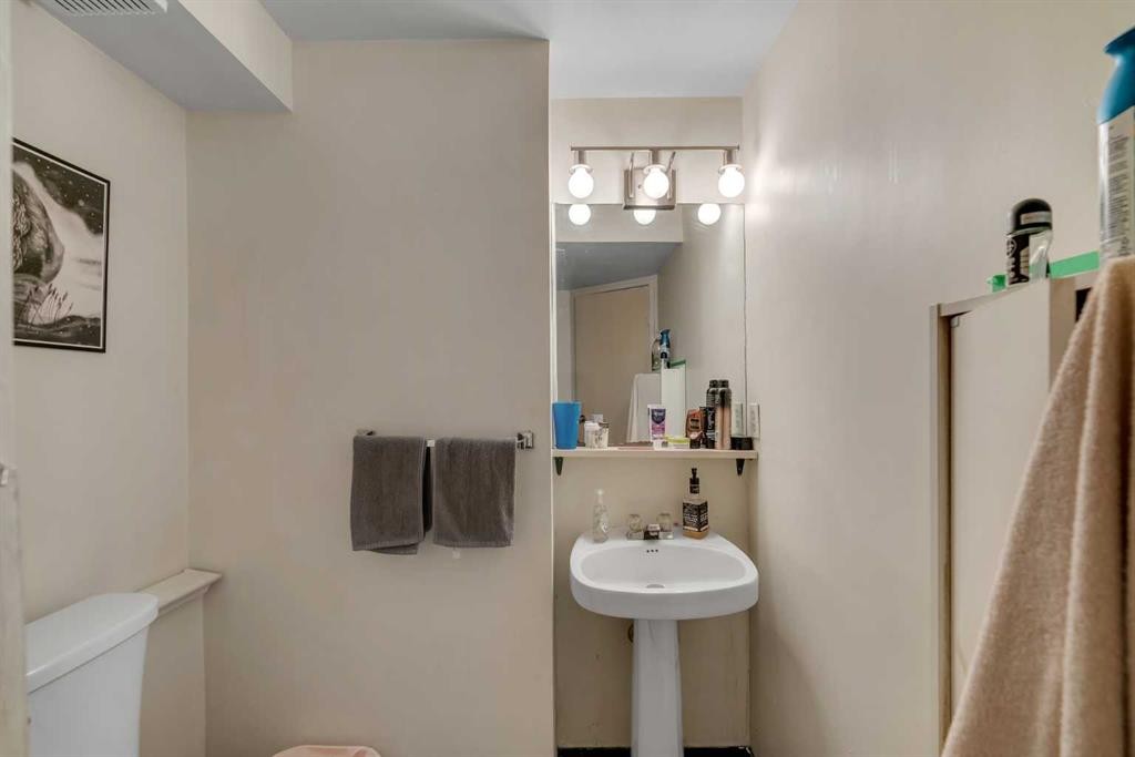27 Dovercrest Way Se, Calgary, AB - Indoor Photo Showing Bathroom