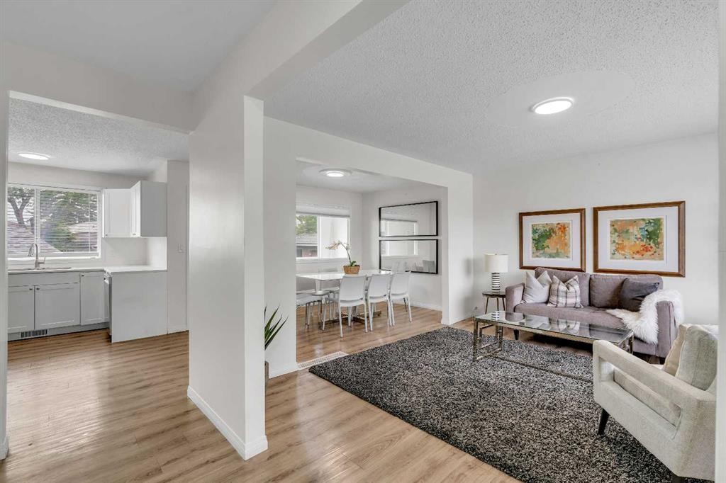 27 Dovercrest Way Se, Calgary, AB - Indoor Photo Showing Living Room