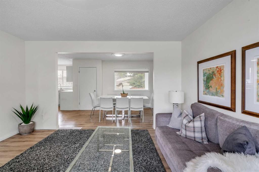 27 Dovercrest Way Se, Calgary, AB - Indoor Photo Showing Living Room