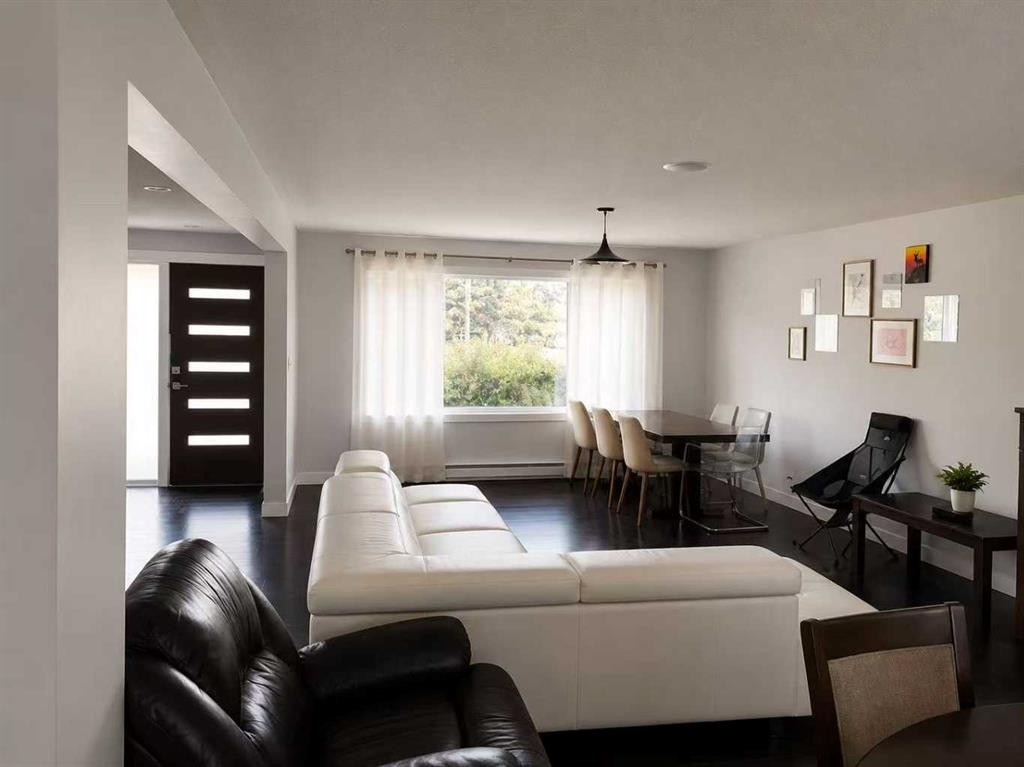 7331 Keewatin Street Sw, Calgary, AB - Indoor Photo Showing Living Room