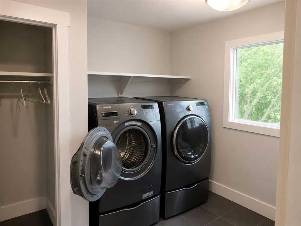 7331 Keewatin Street Sw, Calgary, AB - Indoor Photo Showing Laundry Room