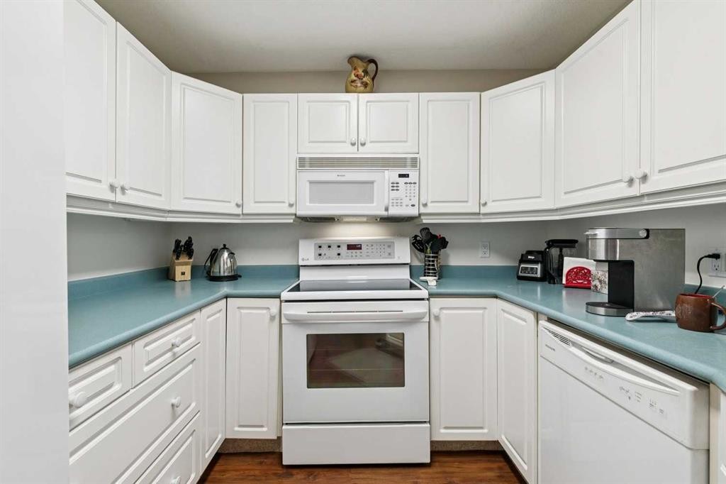 3238-1818 Simcoe Boulevard Sw, Calgary, AB - Indoor Photo Showing Kitchen