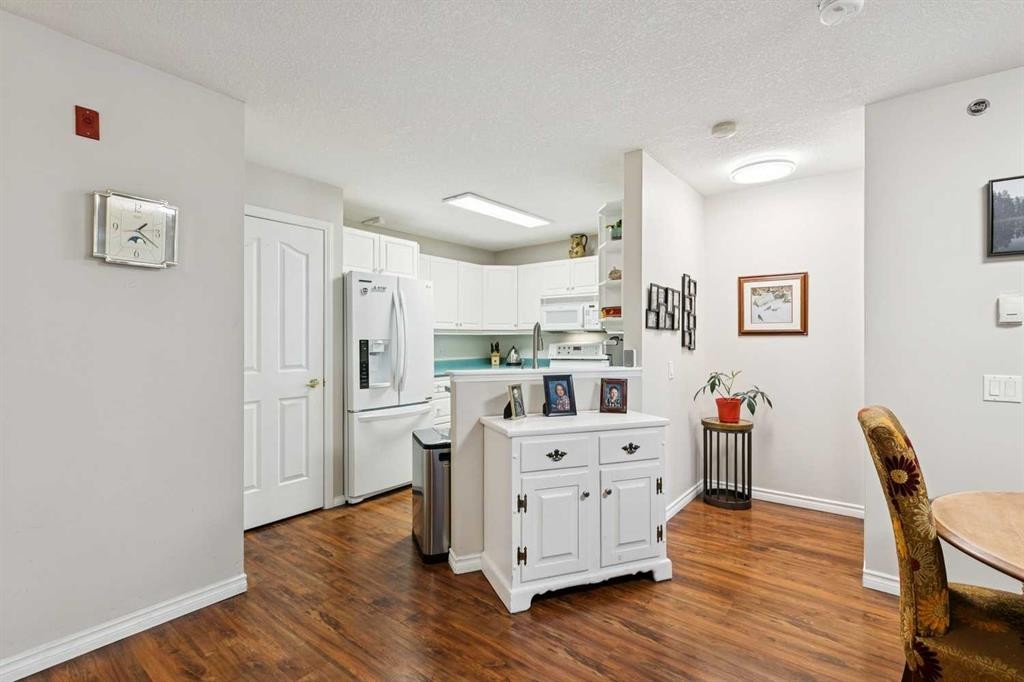 3238-1818 Simcoe Boulevard Sw, Calgary, AB - Indoor Photo Showing Kitchen