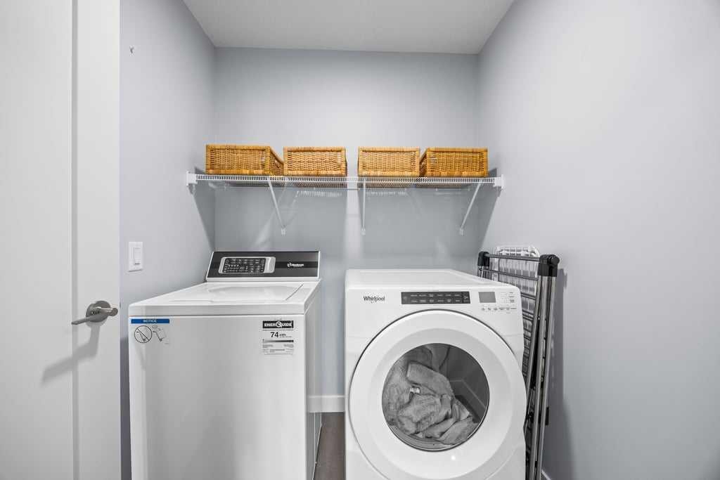 338 Magnolia Way Se, Calgary, AB - Indoor Photo Showing Laundry Room