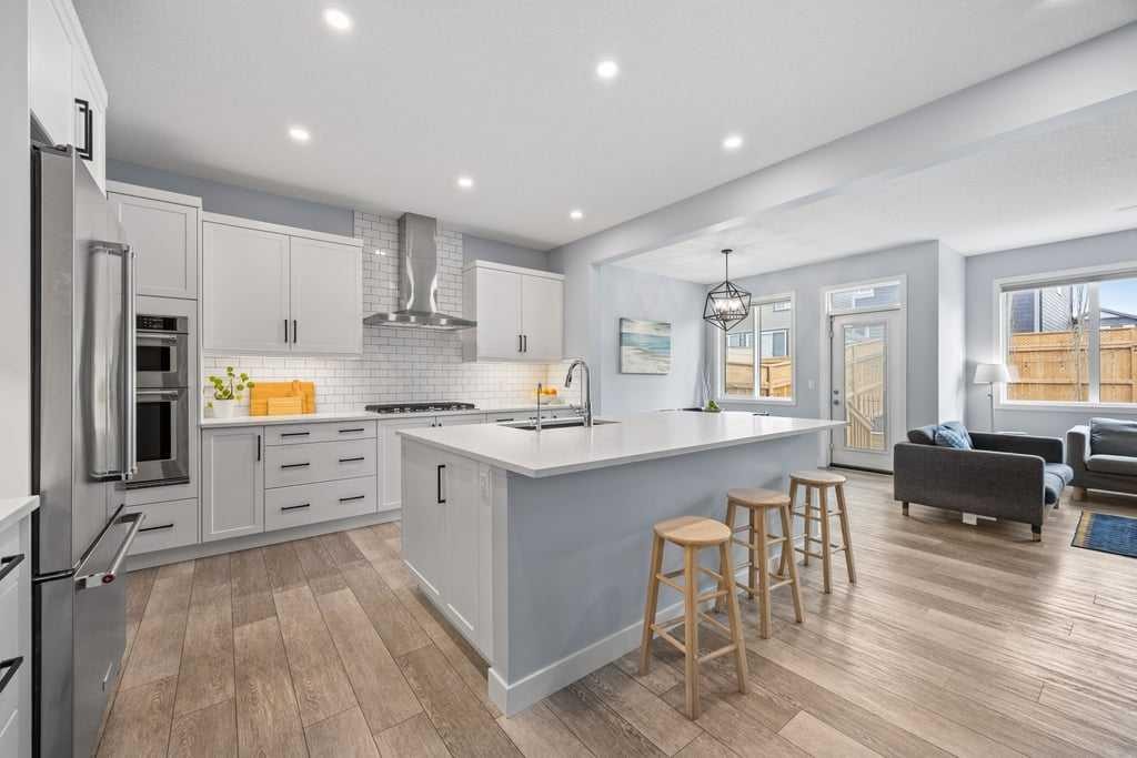 338 Magnolia Way Se, Calgary, AB - Indoor Photo Showing Kitchen With Upgraded Kitchen