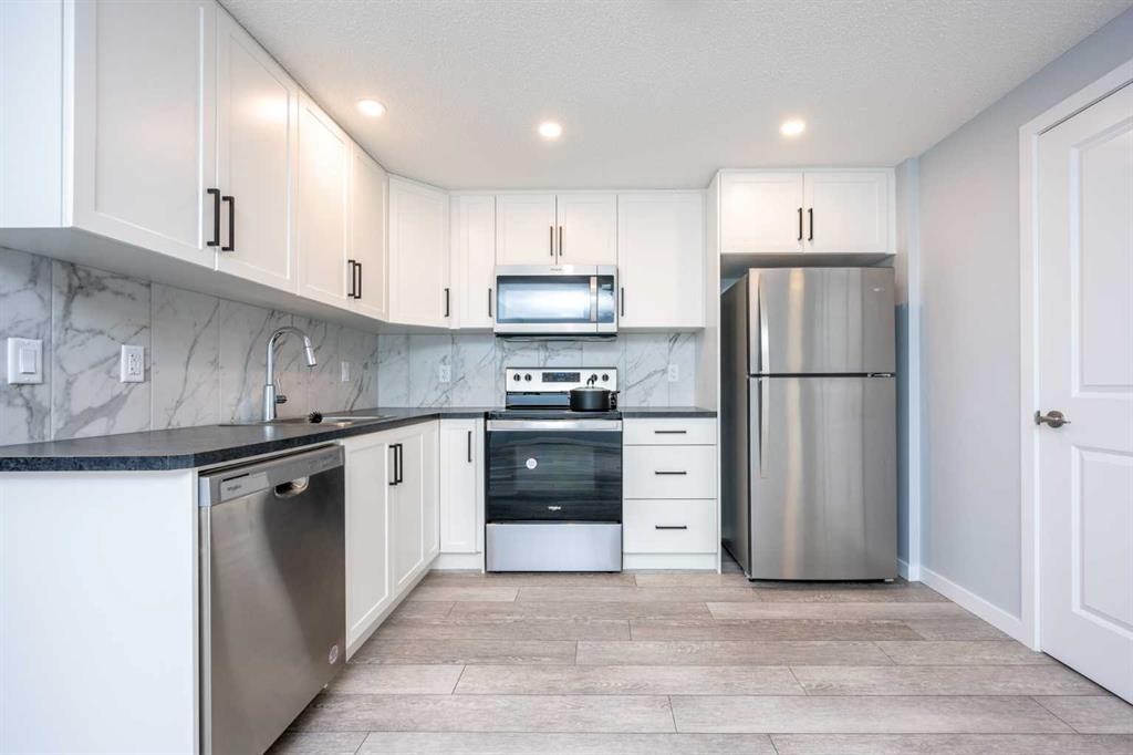 338 Magnolia Way Se, Calgary, AB - Indoor Photo Showing Kitchen