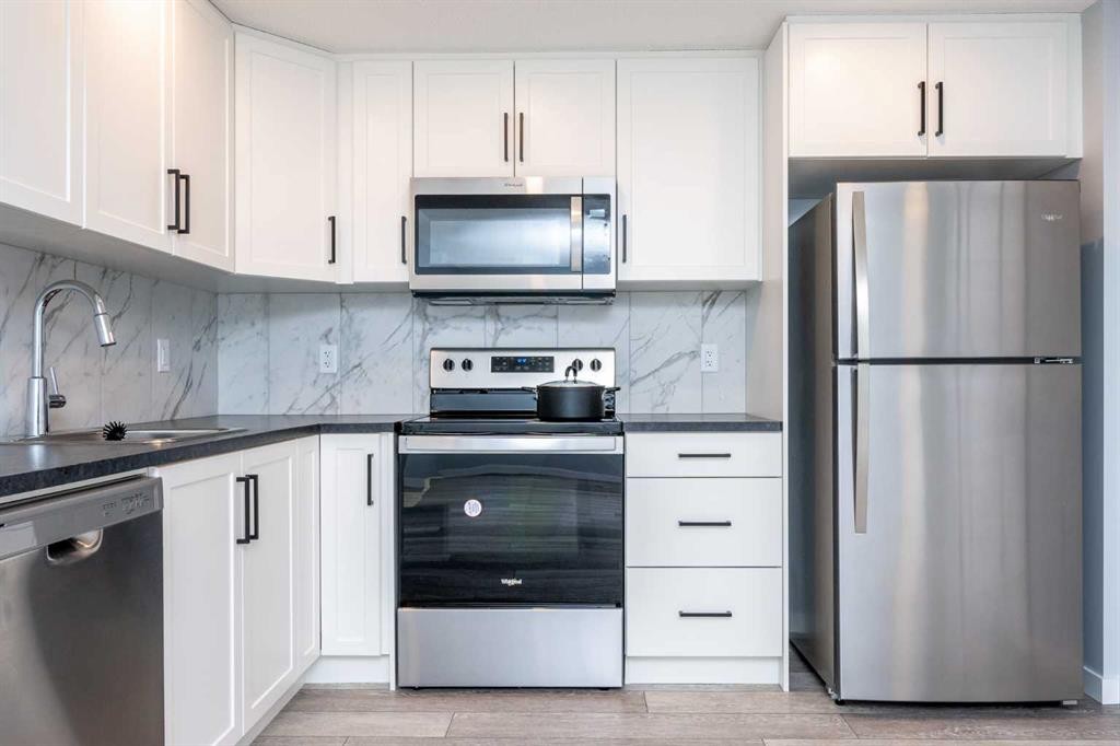 338 Magnolia Way Se, Calgary, AB - Indoor Photo Showing Kitchen With Upgraded Kitchen