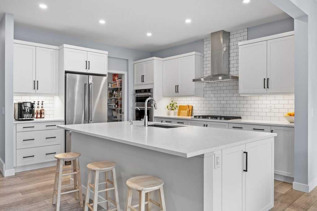 338 Magnolia Way Se, Calgary, AB - Indoor Photo Showing Kitchen With Upgraded Kitchen